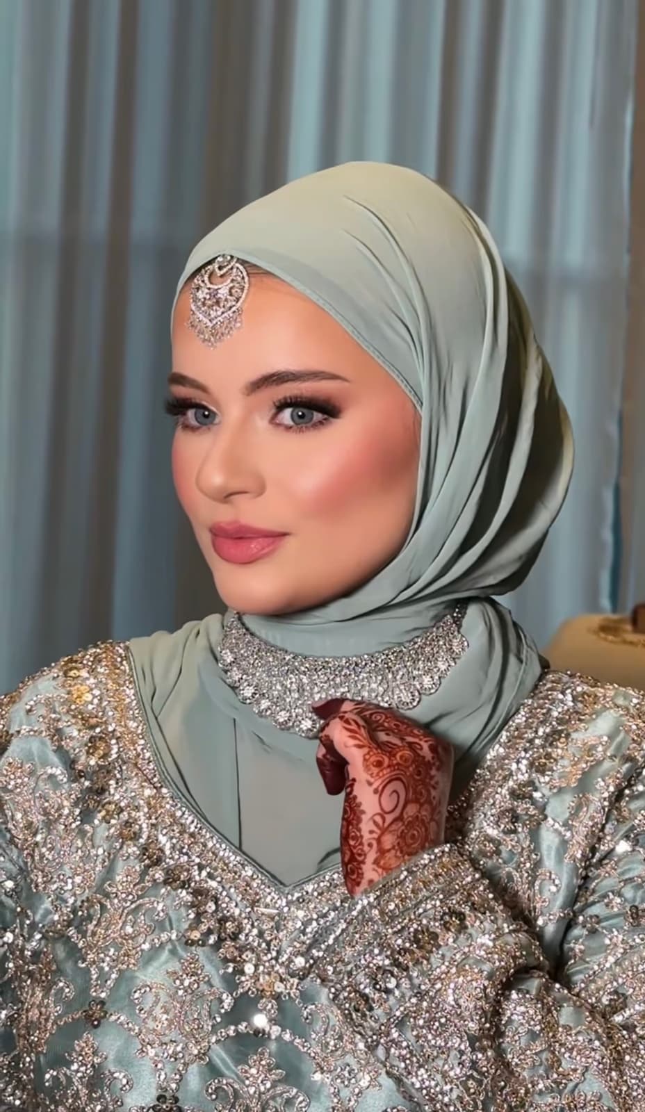 Hijabi bride at henna night in Dubai with soft warm bridal makeup by Elani Artistry