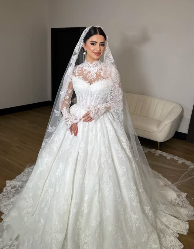 Khaleeji bride in Sharjah with Gulf bridal makeup look, bold dramatic eyes and high-impact glam finish by Elani Artistry