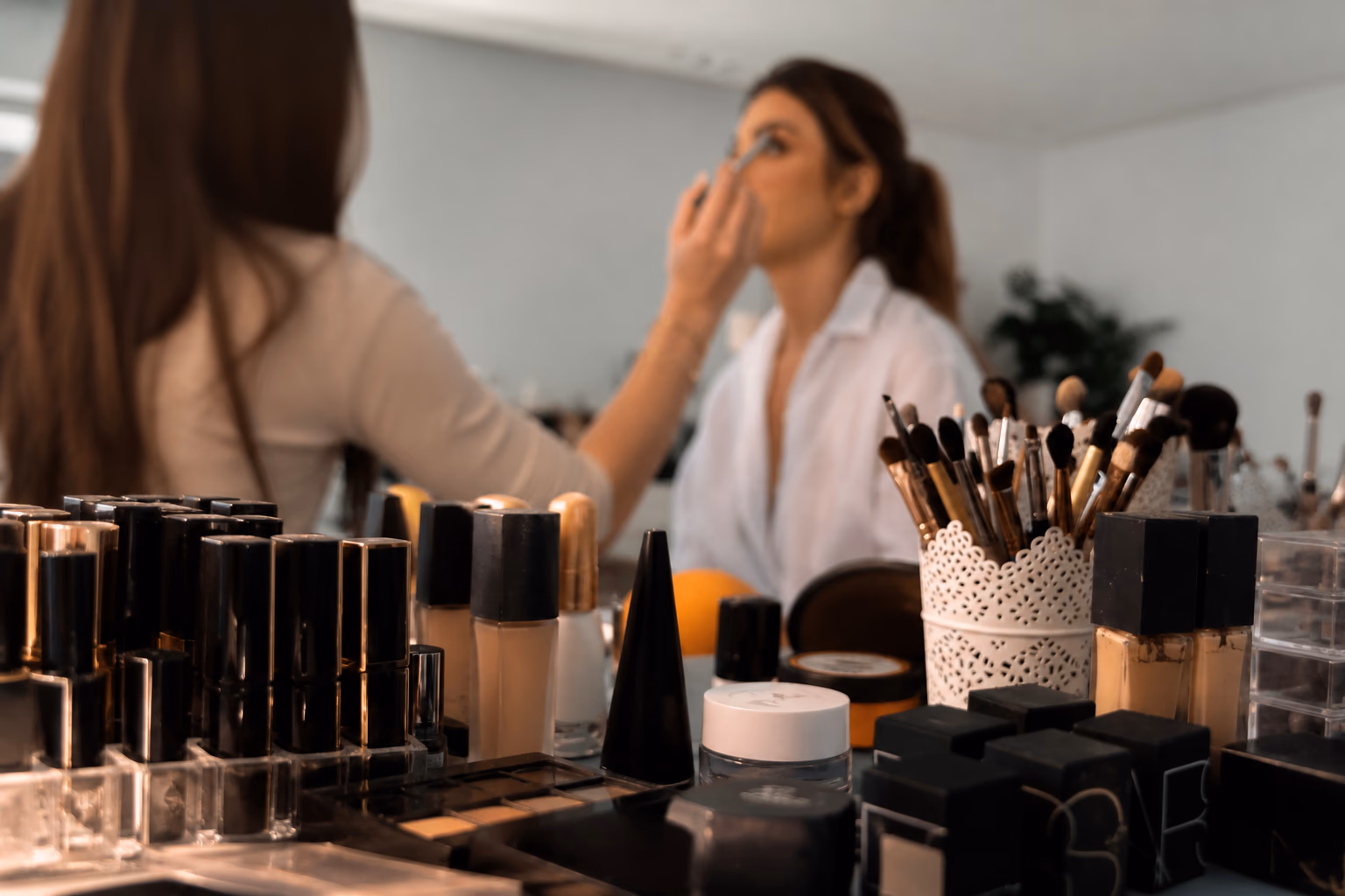 How to Prepare Your Home or Hotel Room for a Makeup Artist in Dubai