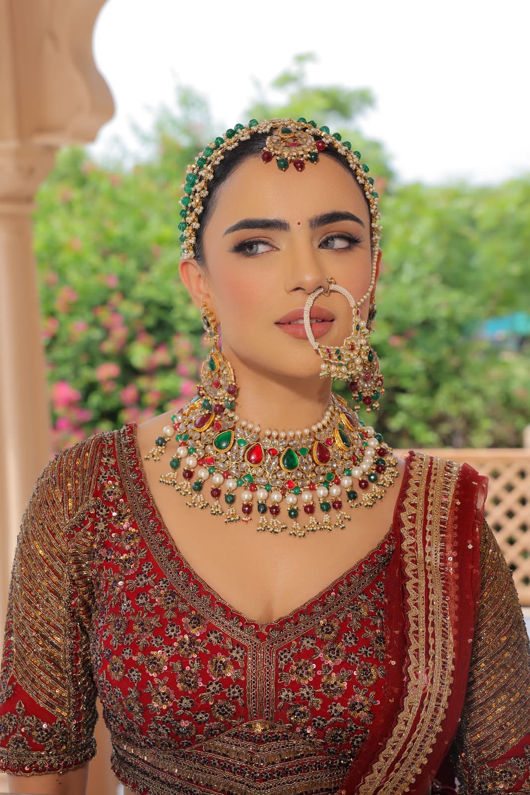 Hindu bride in Dubai with traditional Indian bridal makeup including maang tikka and heavy gold temple jewellery by Elani Artistry