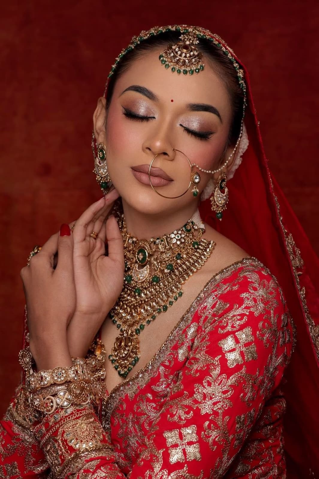 Marwari bride in Dubai with bold structured royal bridal makeup and elaborate traditional Rajasthani jewellery by Elani Artistry